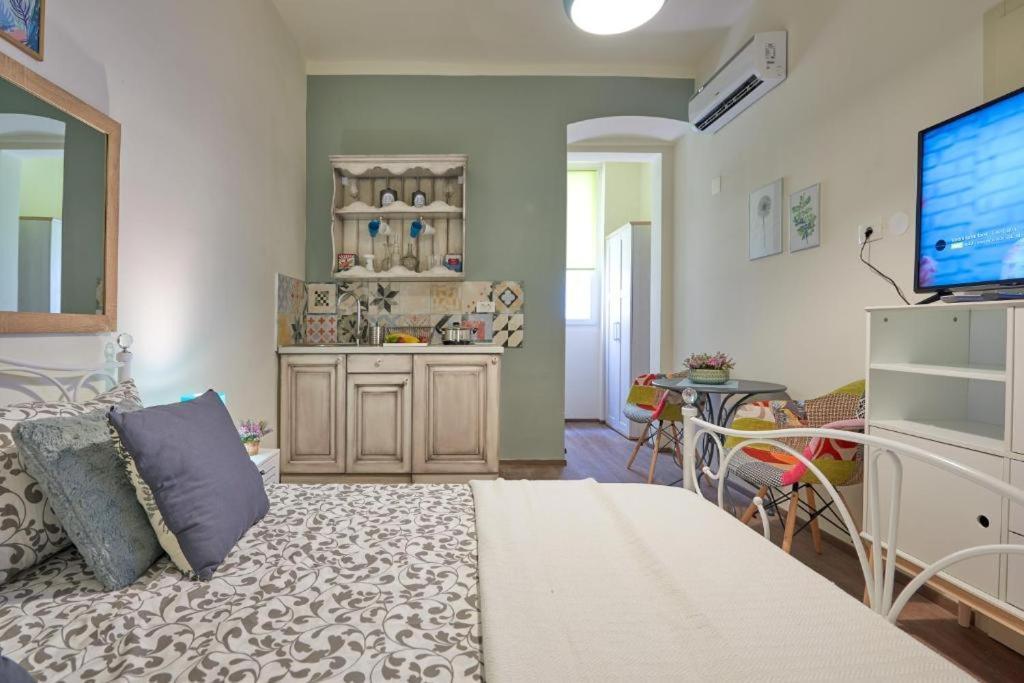 Old City Romantic Studios 2 Пула Екстериор снимка